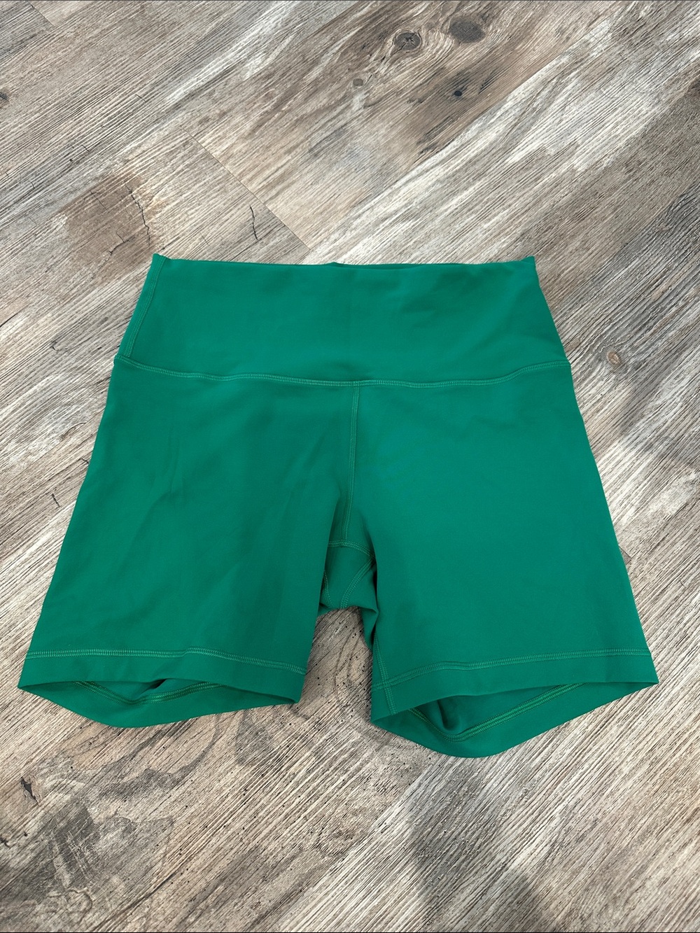 Like new! Lululemon Wunder Train High-Rise Short 6" Raceway Green sz 10